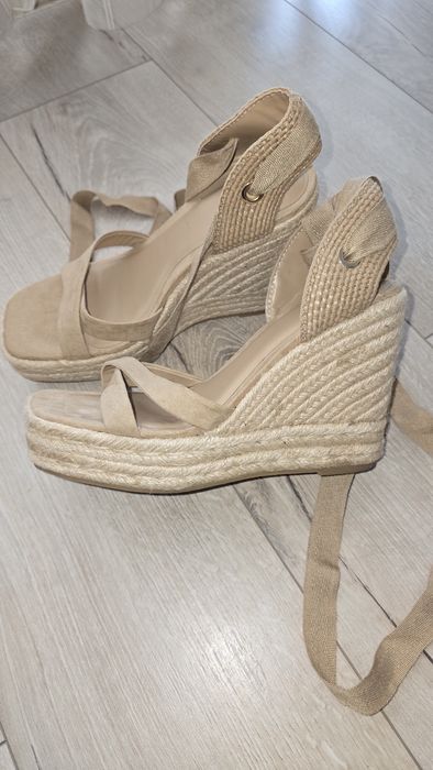 Сандали с платформа и връзки Zara
