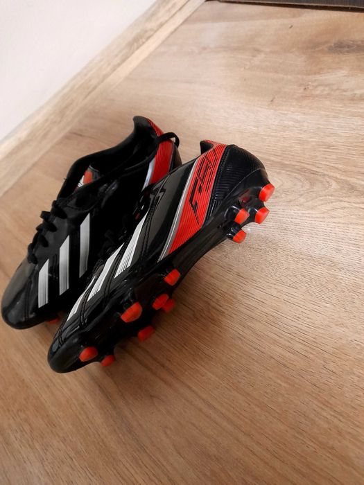 Футболни бутонки и стоножки