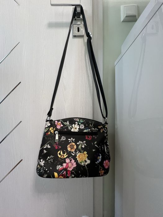 Черна чанта от еко кожа с флорални мотиви