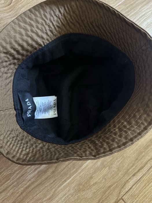 Шапка Prada Re-Nylon