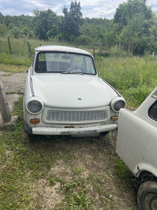 Трабанти 1988г на части