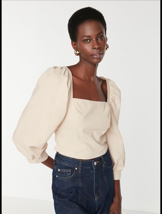 Бежевый топ  с квадратным вырезом