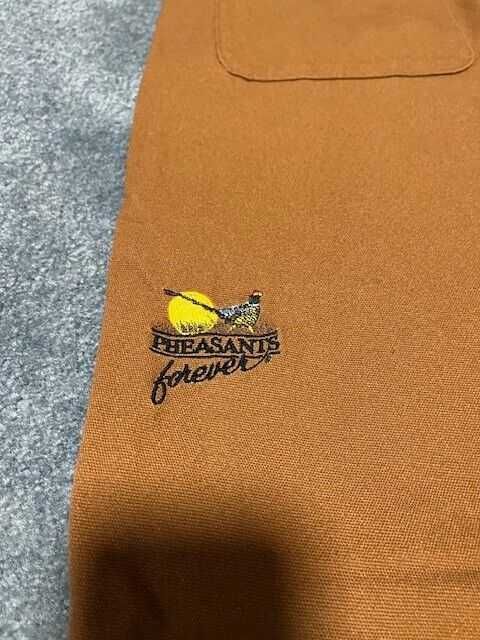 Несколько охотничьих брюк BROWNING и защитные фартуки от колючек.