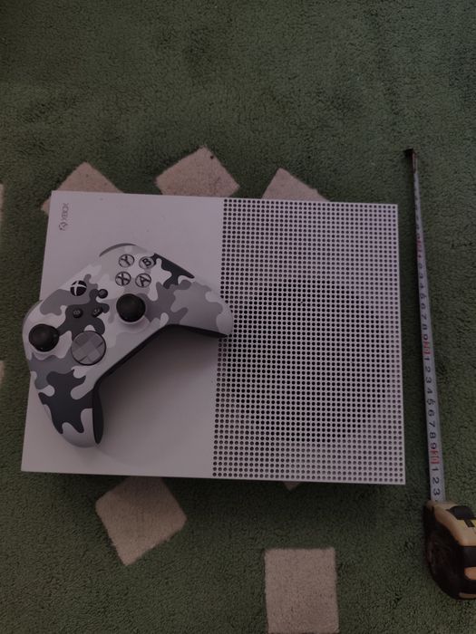 Are cred că 40 de jocuri doar 3 sau 4 gratis nu prea l-am folosit are jocuri foarte scumpe este Xbox Și și are jocuri online fără disc