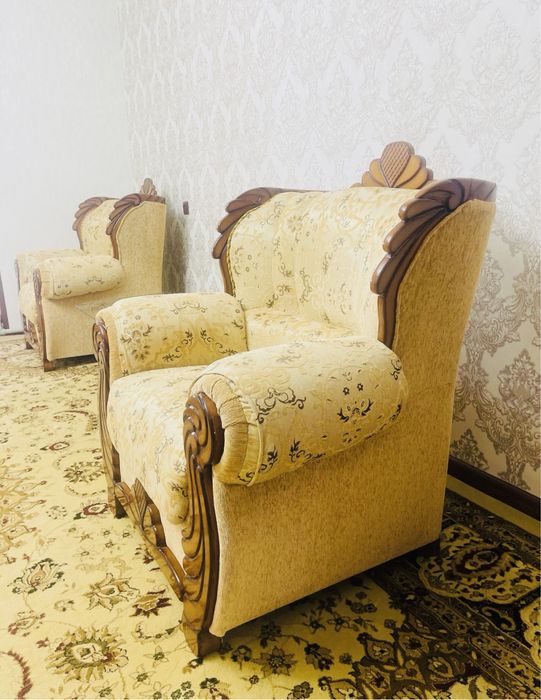 Диван с двумя креслами