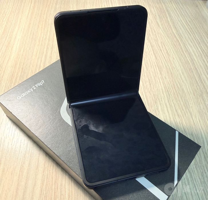 Samsung Galaxy Z Flip7 256 GB Black — Отличное состояние!