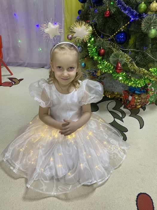 Белое платье с подсветкой