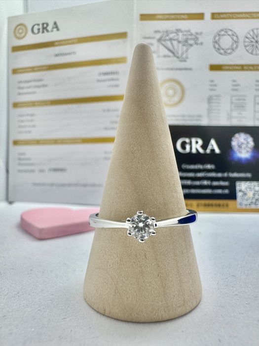 Сребърен пръстен с мойсанит (Диамант) 0.3 карата