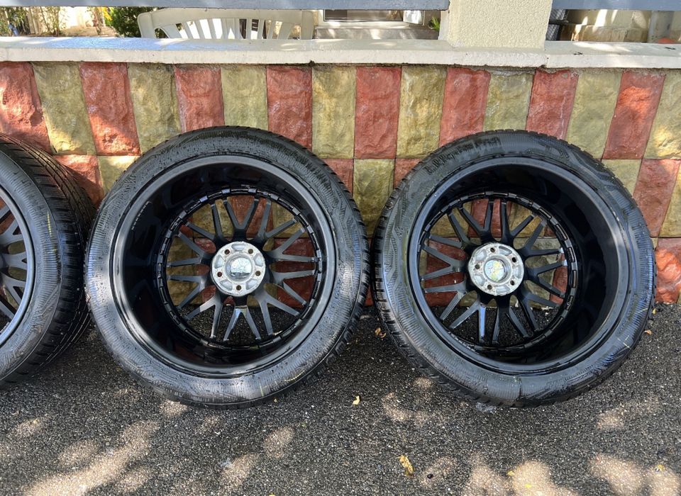 jante cu cauciucuri de iarna Mercedes 245/45 R20 DOT 2023