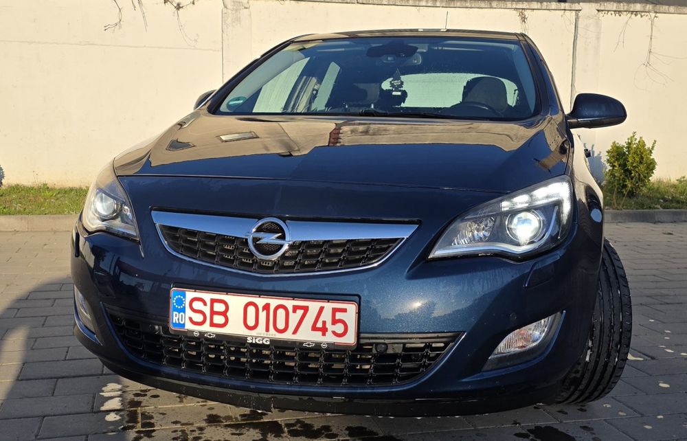 Opel Astra J 2011
