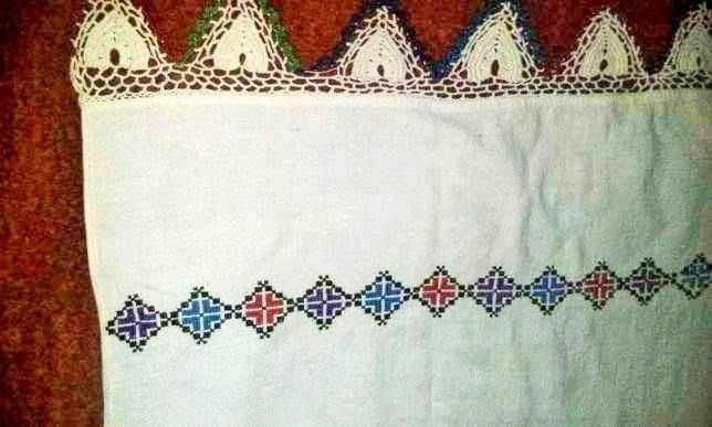 Fata de masa traditionala tesuta manual din canepa si cusuta manual in punct cruce, cu dantela macrame aplicata la capete