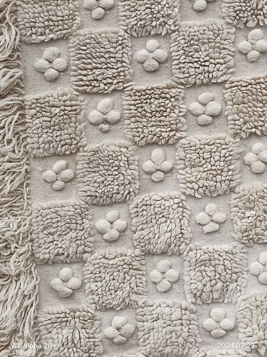 Бели,  вълнени, релефни губери