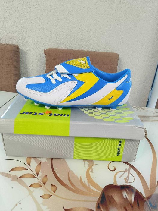 Бутонки футболни обувки