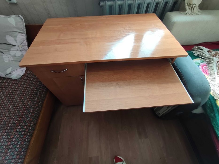 Деревянный стол.