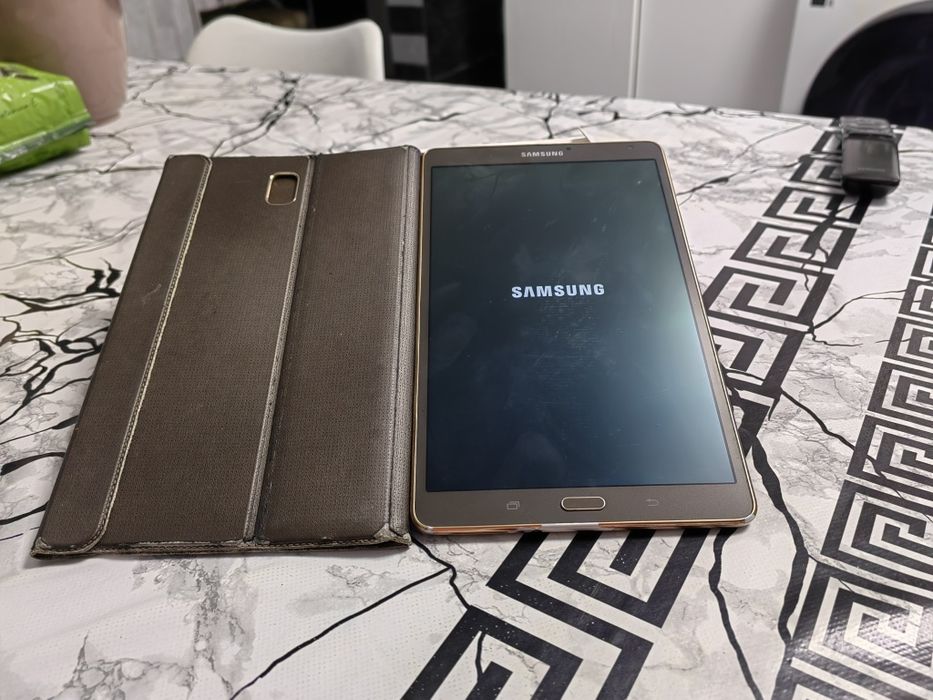 Tableta Samsung SM T700 cu husa
