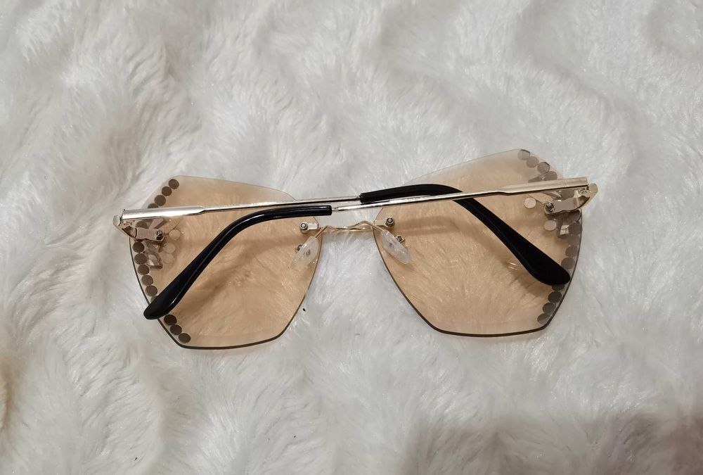 Нови слънчеви очила. С камъчета отстрани.