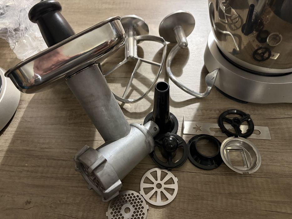 Vand mixer planetar Heinner 1500XMC cu extra accesorii