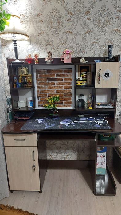 Срочно продам.секретер для ноутбука.планшета с выдвижным столиком для