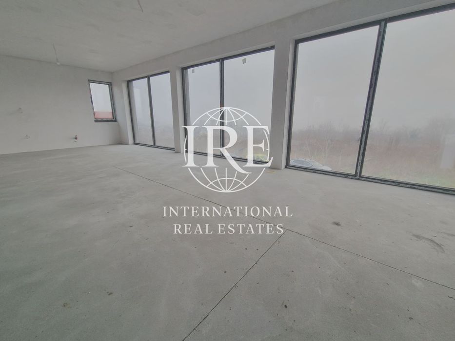 Нова двуетажна къща с впечатляваща панорамна гледка към езерото и гра