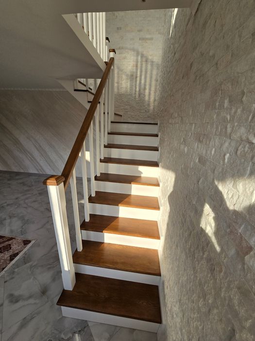 Scări din lemn masiv