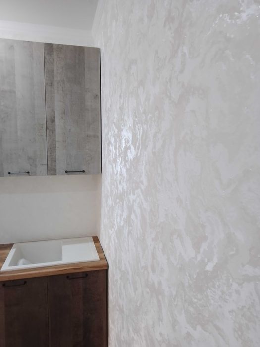 Поклейка  обоев, покраска потолков, стен.