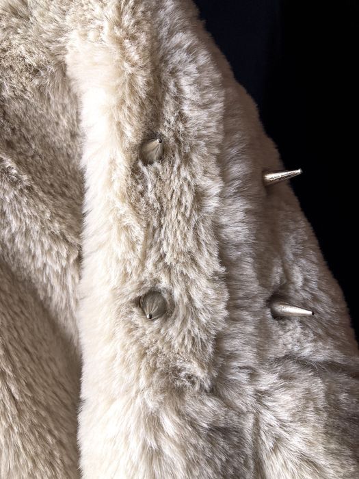 Пухкав светло кафяво-бежов суичър с шипчета XL unisex crop