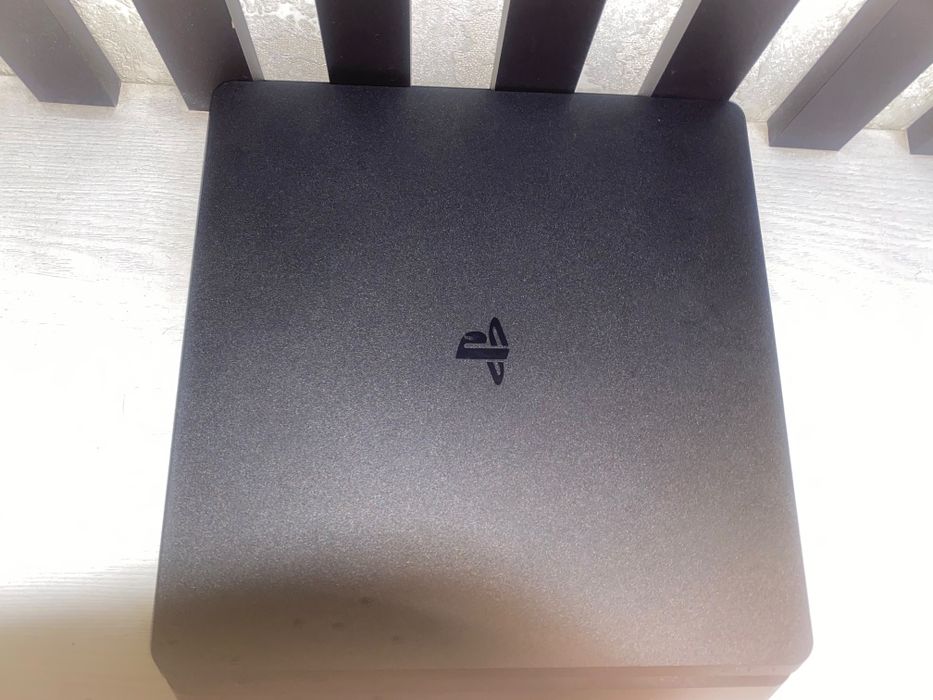 PS4 Slim + 2 DualShock 4 + PS Plus Extra до 2027 + 300 игр + 4 игры