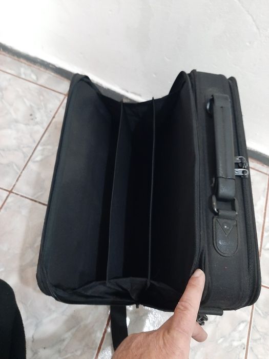 Vând geantă de laptop second-hand