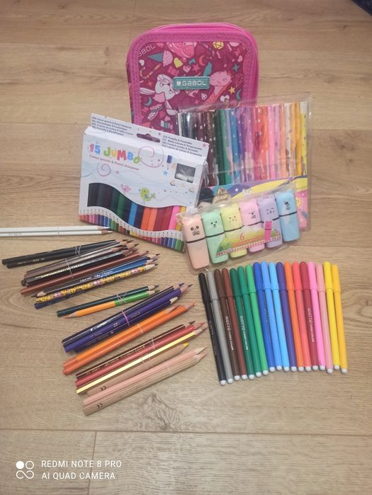 Несесер на Gabol, цветни моливи, маркери за подчертаване и флумастери.