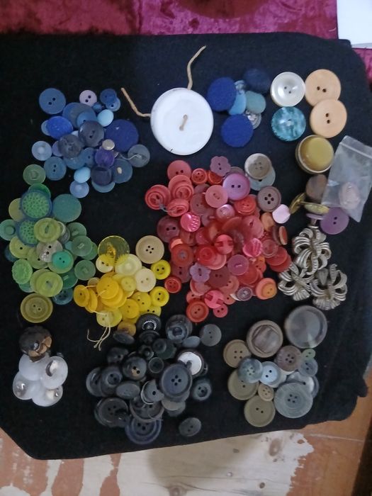 Пуговицы разные и много.