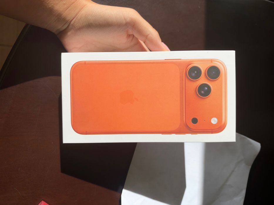 iPhone 17 Pro Max - Cosmic Orange