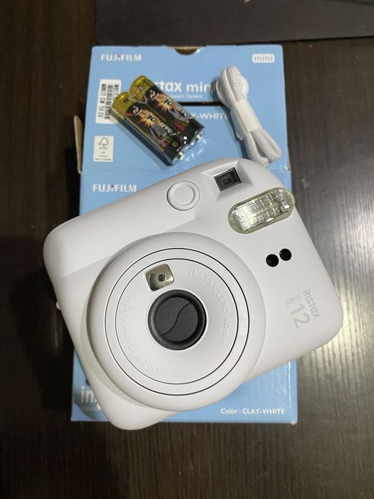 Продам фотоаппарат Instax mini 12