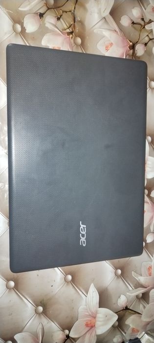 Noutbook Acer yaxshi holatda saqlangan ofis ishlarini bajarish uchun