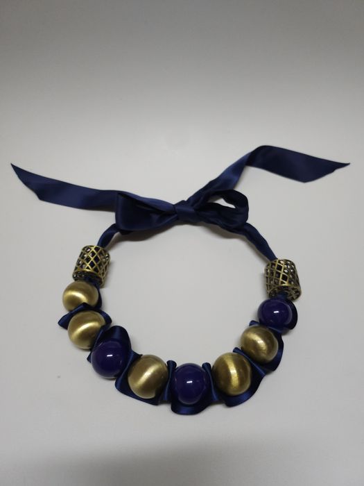 Колье с лентой, золотыми и синими

бусинами