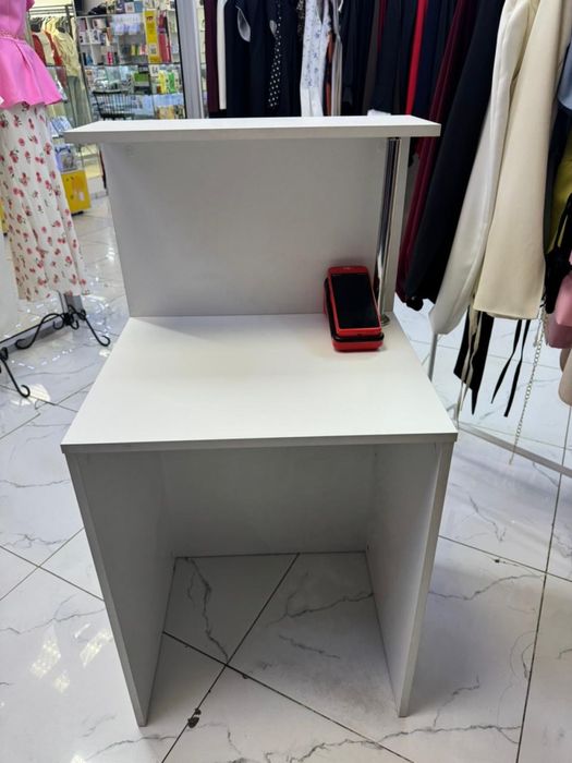 Стол, рецепшин для магазина