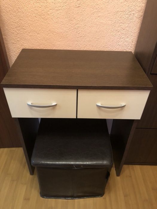 Тоалетка с огледало