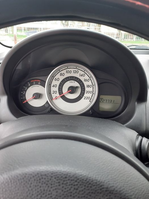 Лек автомобил Мазда2