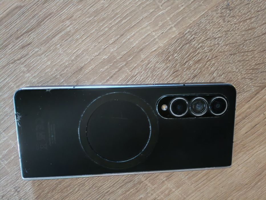 Vand sau schimb samsung Z fold 4 folosit!