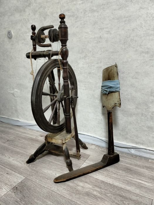 Прялка ножная деревянная