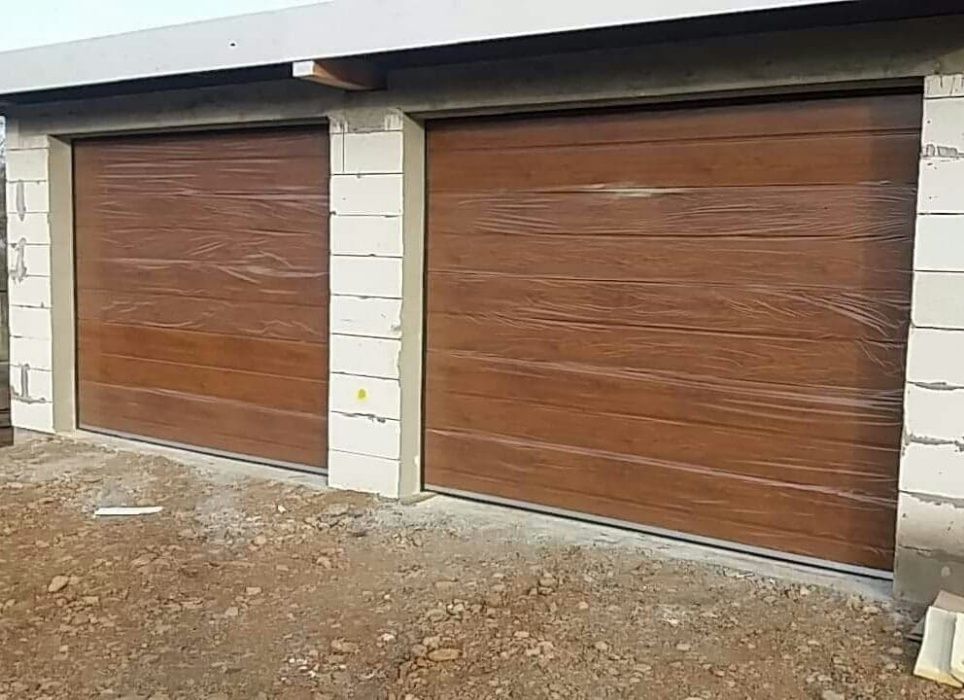 Usi de garaj stejar auriu