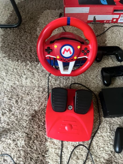 Nintendo switch + 13 jocuri + volan si accesorii