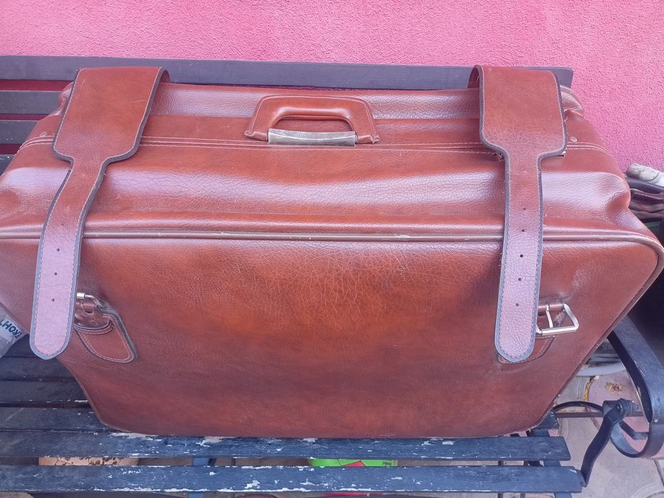 Продавам кожен куфар