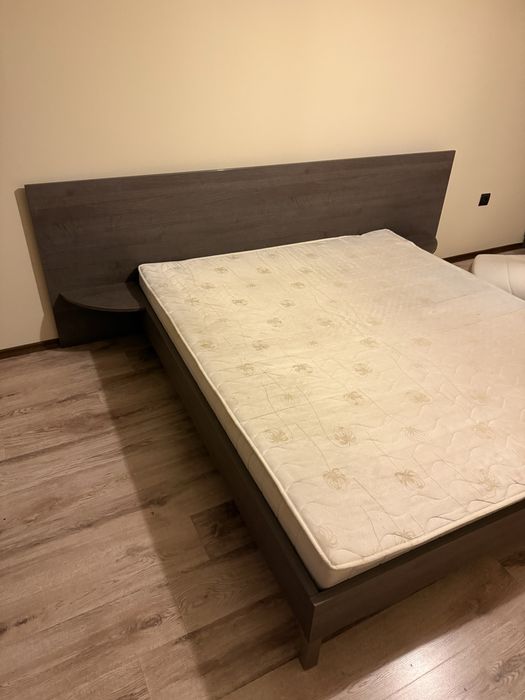 Спалня с матрак