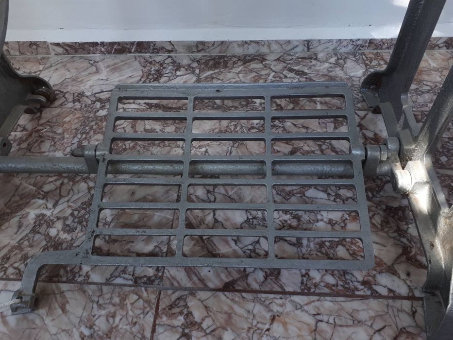 Маса с основа шевна машина