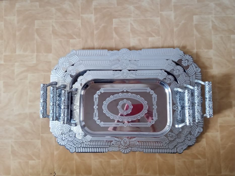 В наборе 3 штуки, поднос