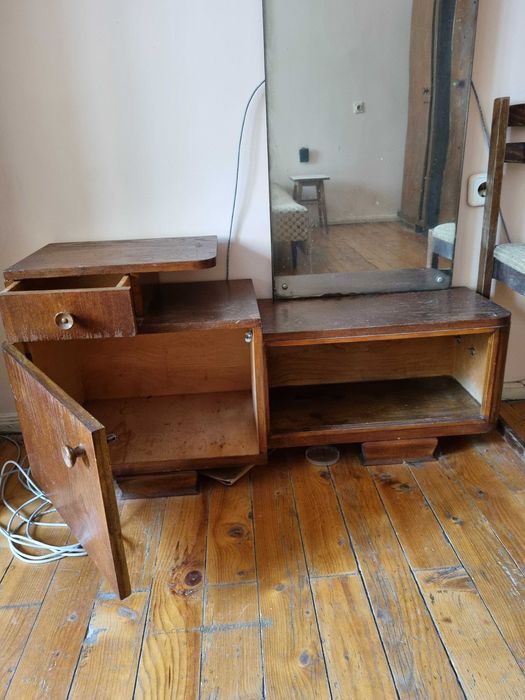 Гардероб, нощни шкафчета, секция / скрин. Мебели от масивно дърво