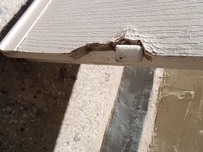 Бяла интериорна врата с брава със заключване