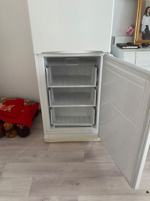 Продаю холодильник Indesit