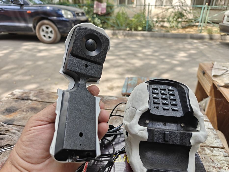 Телефон в форме  черепа