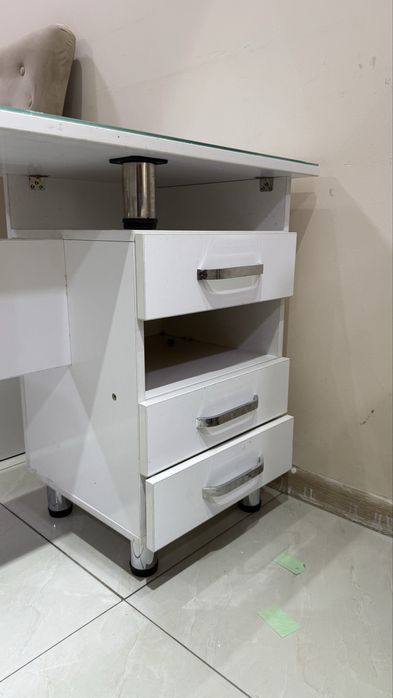 Маникюрный стол белый